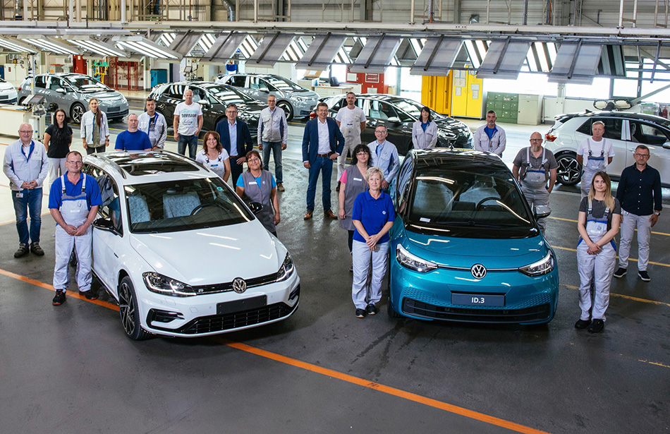 InfoAutoAr's tweet photo. La planta de #Volkswagen de Zwickau solo producirá eléctricos en el futuro. Un Golf R Estate fue el último vehículo fabricado con motor convencional. A partir de 2021, 6 modelos eléctricos se ensamblarán aquí. @vwargentina #INFOAUTO #IAautos El informe: (https://t.co/q7f5hvXxzI) https://t.co/dwD7PgiBD4