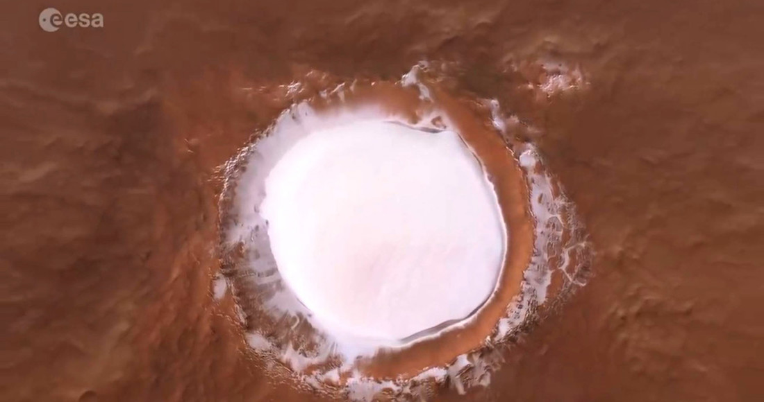 SinEmbargoMX's tweet photo. #VIDEO | La sonda Mars Express muestra cómo luce un enorme cráter repleto de hielo en Marte
 https://t.co/IVyNsf3RfR https://t.co/k40TB6tip0