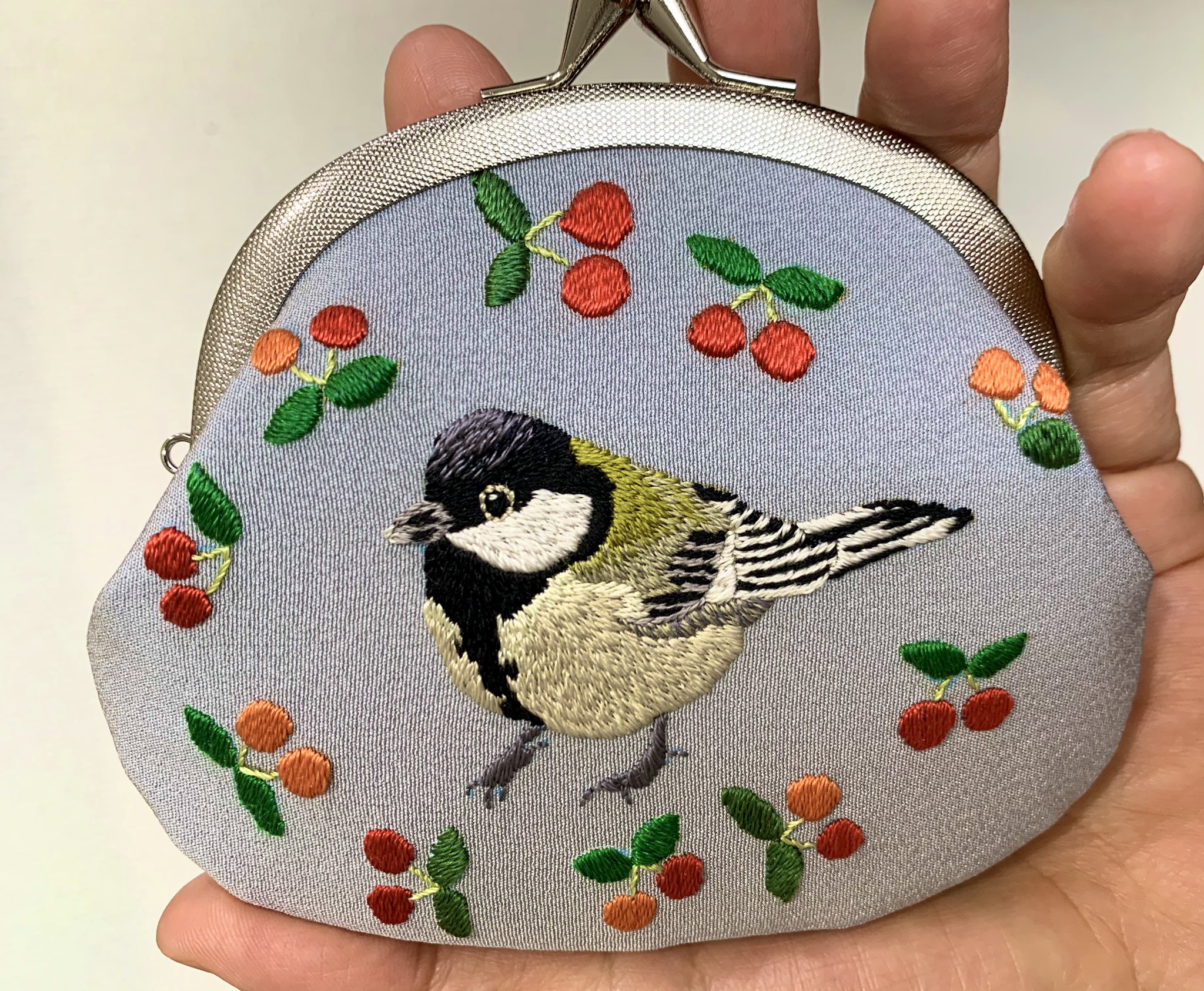 ポン シジュウカラの刺繍しました 身近な野鳥ですがよく見ると美しい色合いの鳥です 日本刺繍 刺繍 がま口 T Co Apdrxegkif Twitter