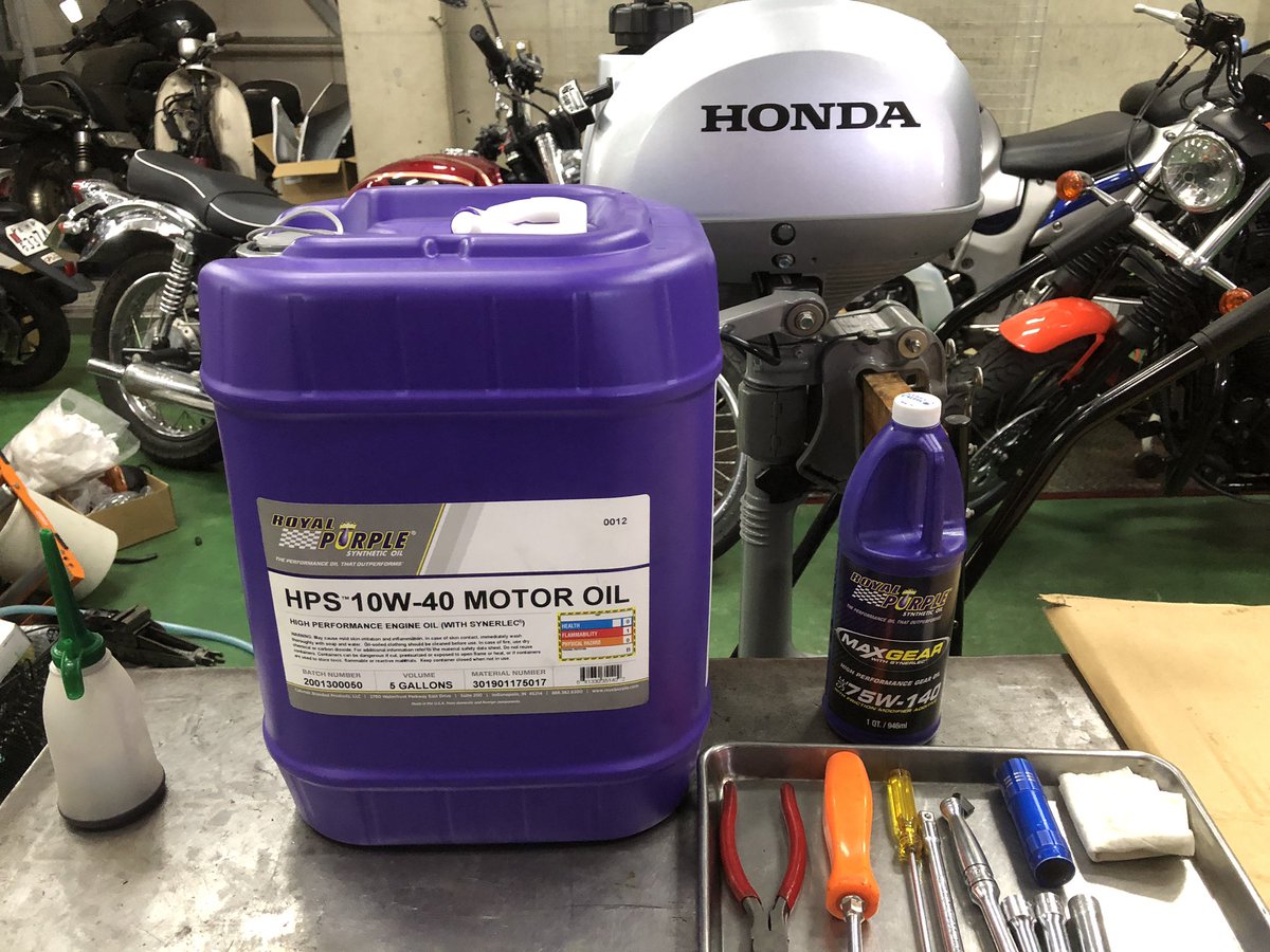 CHUOHONDA's tweet photo. おはよう御座います。ロイヤルパープル代理店の中央ホンダです。

今回はホンダの2馬力船外機BF2に、燃費の向上と冷却性能の向上を狙ってHPSとMAX-GEARを投入してみました。

どのようなコメントが頂けるか楽しみです。

#ロイヤルパープル　#HPS #MAXGEAR  #中央ホンダ https://t.co/8ITLkm9zjL