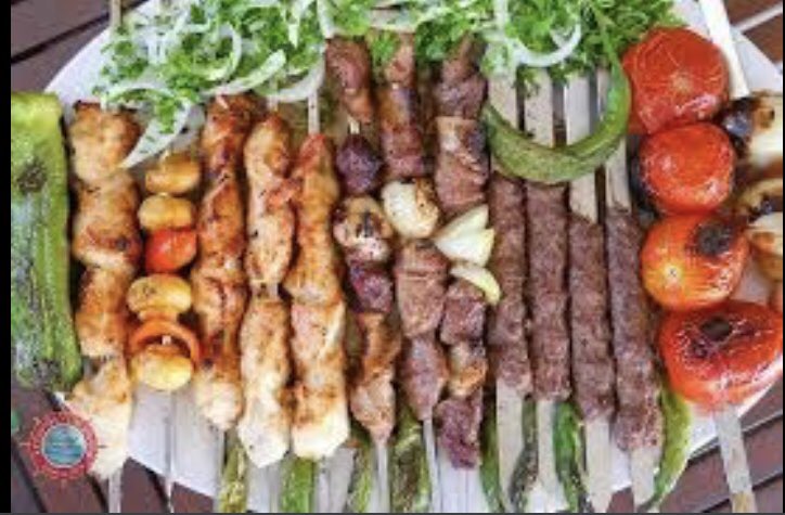 Machawi - Bon ça veut littéralement dire « Barbecue » mais c’est le melange avec les brochettes de Kebab, de Shish Tawooq et d’autres accompagnements