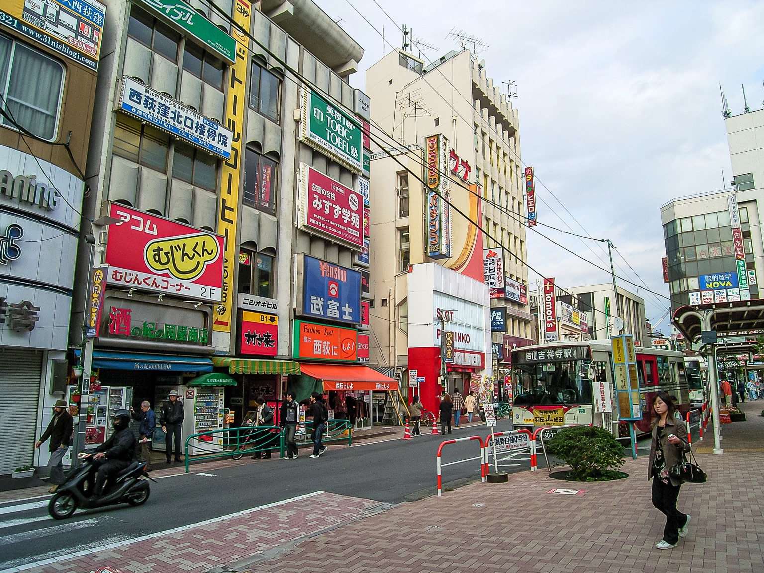 三日画師 西荻窪駅北口 駅前のニシオギビルに ドトールコーヒーこの先3秒 の懸垂幕が下がる 伏見通りの西側に目をやるとドトールコーヒーが見えるが3秒では行けそうにない 04年10月24日撮影 T Co Pba6upb6ei Twitter