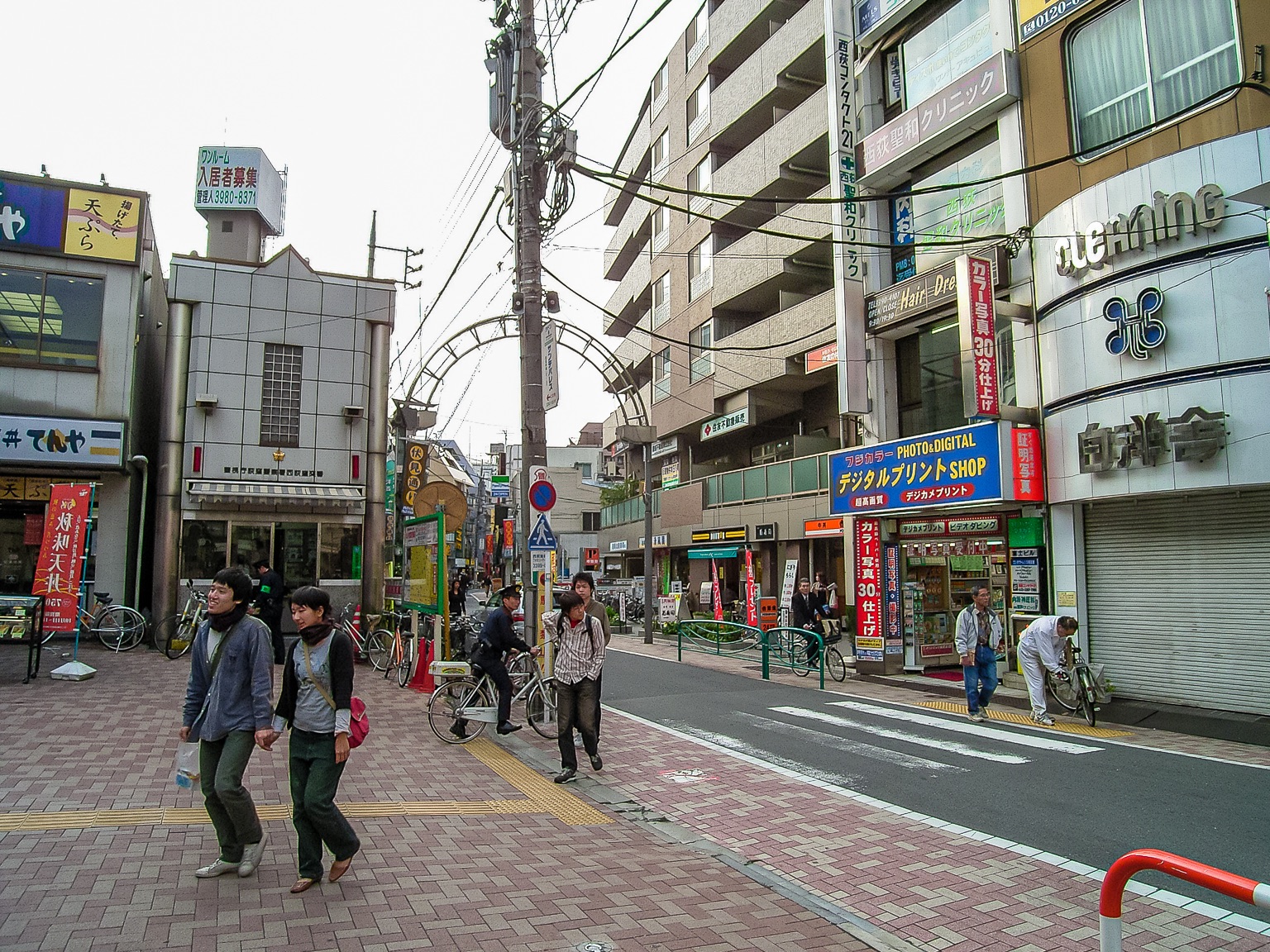 三日画師 西荻窪駅北口 駅前のニシオギビルに ドトールコーヒーこの先3秒 の懸垂幕が下がる 伏見通りの西側に目をやるとドトールコーヒーが見えるが3秒では行けそうにない 04年10月24日撮影 T Co Pba6upb6ei Twitter