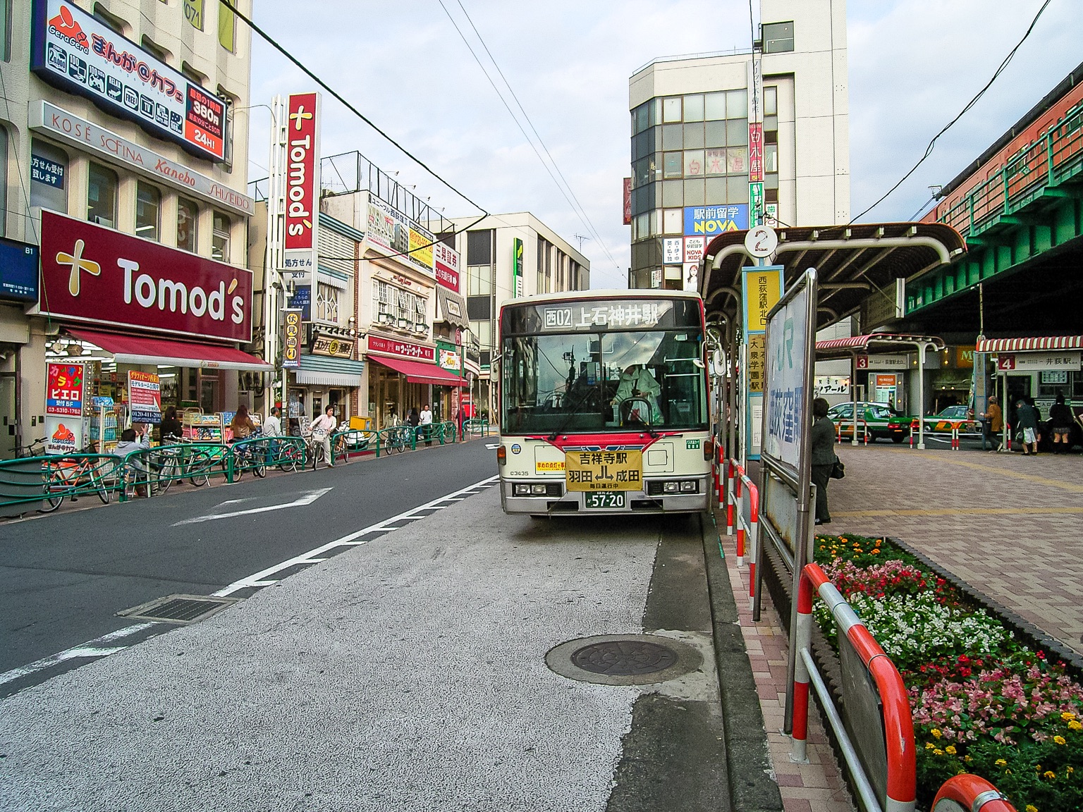 三日画師 西荻窪駅北口 駅前のニシオギビルに ドトールコーヒーこの先3秒 の懸垂幕が下がる 伏見通りの西側に目をやるとドトールコーヒーが見えるが3秒では行けそうにない 04年10月24日撮影 T Co Pba6upb6ei Twitter