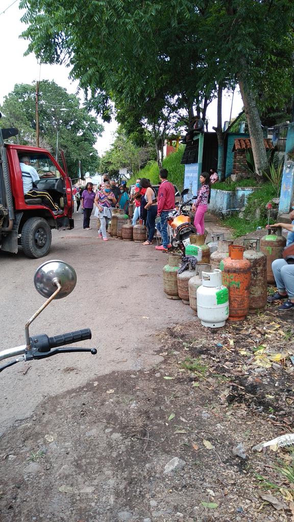 ClapLlanito's tweet photo. El dia de hoy 04-07-2020 se llevo a cabo la recolección de los cilindros de gas pertenecientes a nuestro CLAP LLANITO LIBERTADOR Y SECTOR ESCUELA del Municipio Capacho Nuevo con el fin de ser llenados y atender a nuestra comunidad..  @PSUVcapacho @LuisCastro10D @FreddyBernal https://t.co/Gr9IrcC2q1