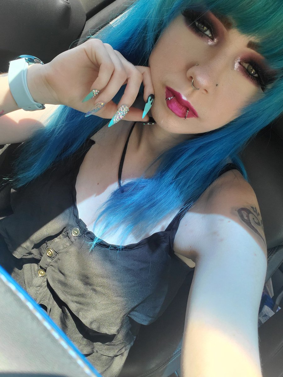 BlueInsanity252's tweet photo. Was feeling these dark smokey vampy vibes.
♡
♡
♡
♡
♡
#elf #abhbrows #glitter #makeup #makeupartist #makeupaddict #makeuponpoint #revolution #benefit #essencelashprincess #Morphe #jaclynhillblingboss #ultaglitter #makeuplover #makeuplooks https://t.co/Ib2r43tq5M