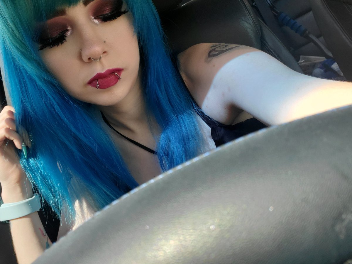 BlueInsanity252's tweet photo. Was feeling these dark smokey vampy vibes.
♡
♡
♡
♡
♡
#elf #abhbrows #glitter #makeup #makeupartist #makeupaddict #makeuponpoint #revolution #benefit #essencelashprincess #Morphe #jaclynhillblingboss #ultaglitter #makeuplover #makeuplooks https://t.co/Ib2r43tq5M