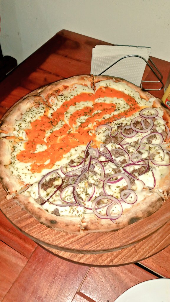 jorgeaquino128's tweet photo. La mejor Pizza de la Ciudad 
➡️Estamos km 35.5 Ita 
Elegí el sabor mas Rica 
Te llevamos #encasa 🏚
#Peperoni #Muzzarella
#Katupiry &amp; Pollo Carne
#Napolitana #Jamón&amp;Queso  
#Cebolla #Morada #Choclo 
#BordeRelleno💯 Masa Casera
Al mejor Precio!! WhatsApp 
http//.wa.me/595976159410 https://t.co/ISP4HPLyNt