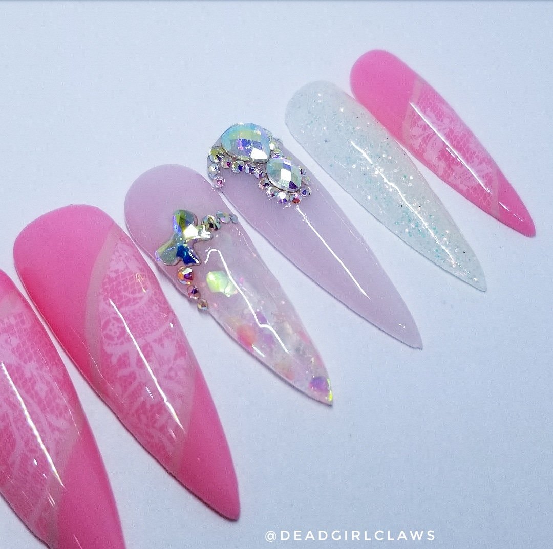 DeadGirlClaws's tweet photo. Say hello to Sweetie Pie💕. I wanted to make a super #pink and #princessvibe #nailset with a little extra #bling 😎💕. Every #nail has something special with two #glitter accent nails, two #rhinestone accent nails and two nails with a gorgeous white #lacedesign. Available now 😉 https://t.co/d1TLnLjsih