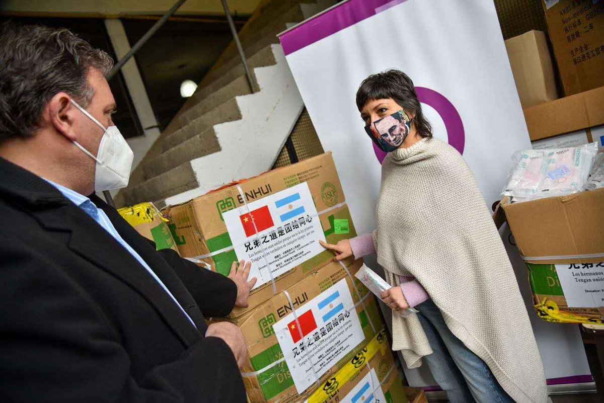 ChinaEmbArg's tweet photo. 🇨🇳 🇦🇷 En un nuevo gesto de colaboración y hermandad, la ciudad de Nanchang envió al minicipio de Quilmes una donación de 28.000 barbijos descartables para reforzar la seguridad del personal médico y sanitario. Compartimos el agradecimiento de @mayrasmendoza. https://t.co/2cHVcmrQrh