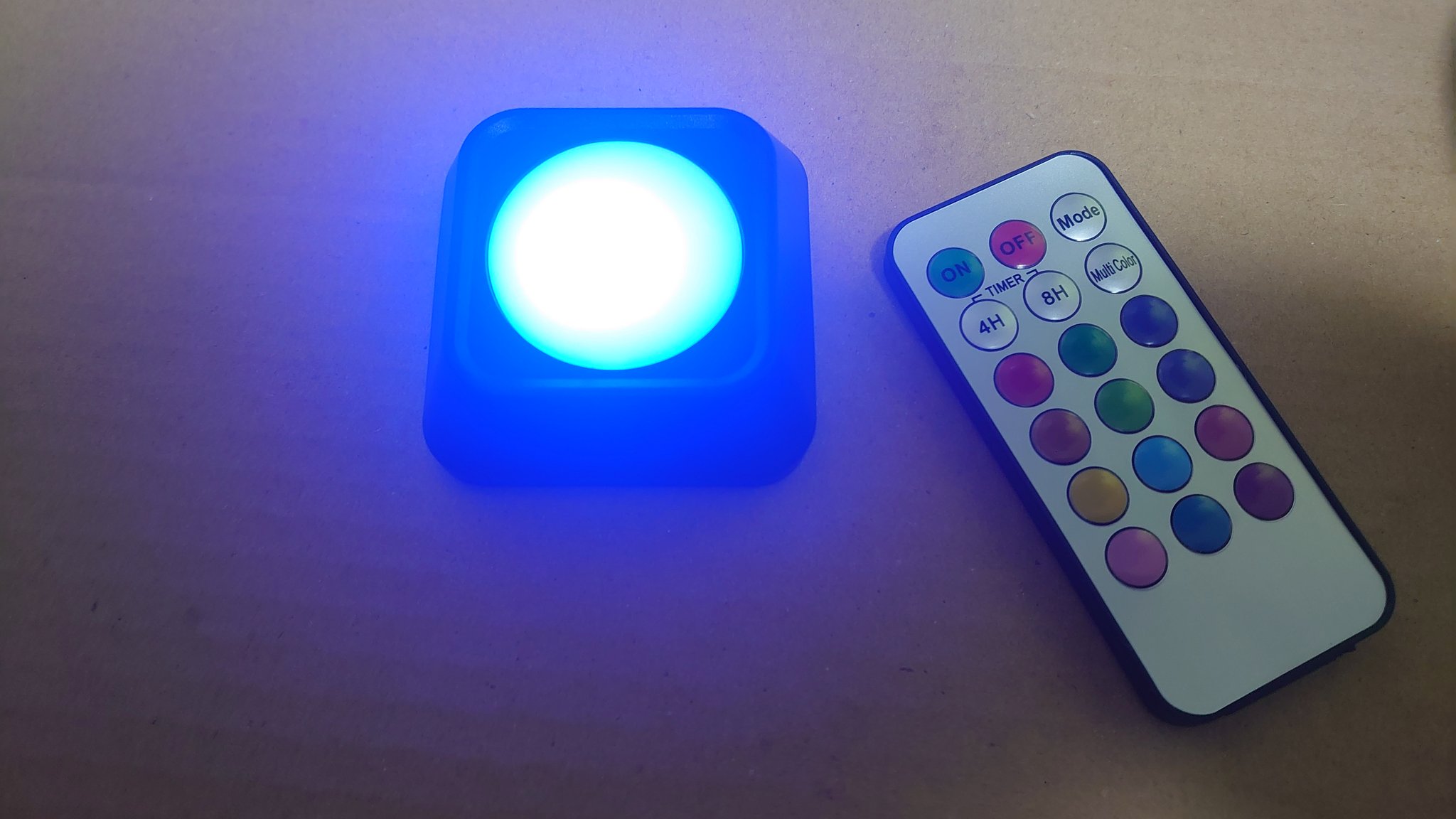 ぐら ダイソーを練り歩いてたら気になるライトを見つけたので確保 300円商品ではあるもののリモコンのボタン操作で白色 12色を設定可能 今流行のゲーミングレインボーモードやらタイマーまで付いてこれはお買い得じゃなかろうか ダイソー Ledライト 100均