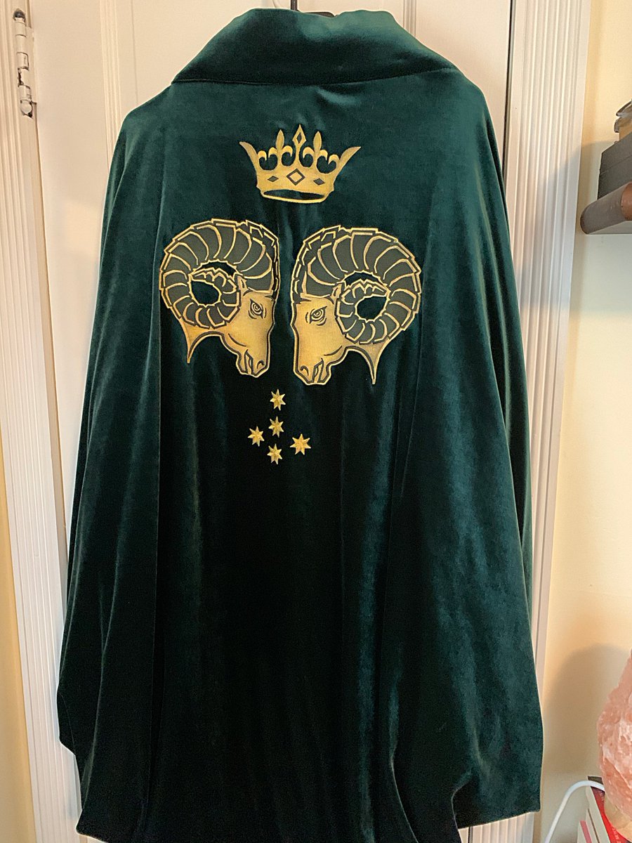 This thing is like... really heavy? I don& #39;t know why I didn& #39;t expect it to be heavy lmao. I think it probably has something to do with it being a double layer of velvet with a lot of ruching. There is just... a ton of fabric here y& #39;all.