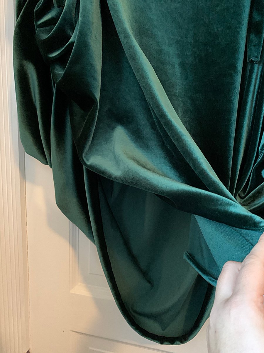 This thing is like... really heavy? I don& #39;t know why I didn& #39;t expect it to be heavy lmao. I think it probably has something to do with it being a double layer of velvet with a lot of ruching. There is just... a ton of fabric here y& #39;all.