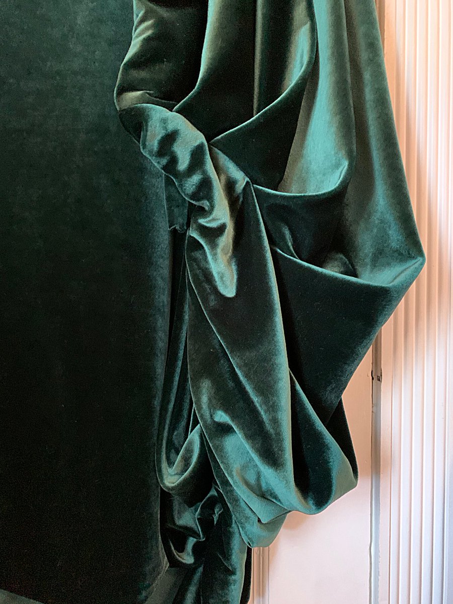 Ruching details. It is delightfully bouncy. There also feels like there& #39;s maybe??? Padding??? In the collar???