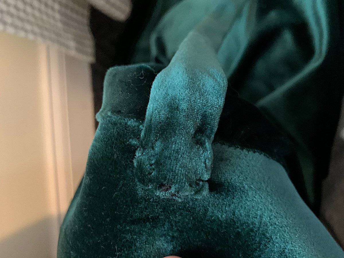 I had always wondered about how this thing was fastened and it& #39;s just... two really long pieces of fabric attached to snaps and then sewn over? I don& #39;t believe these were added until 3x01, and I assume they were just tied or pinned in place.