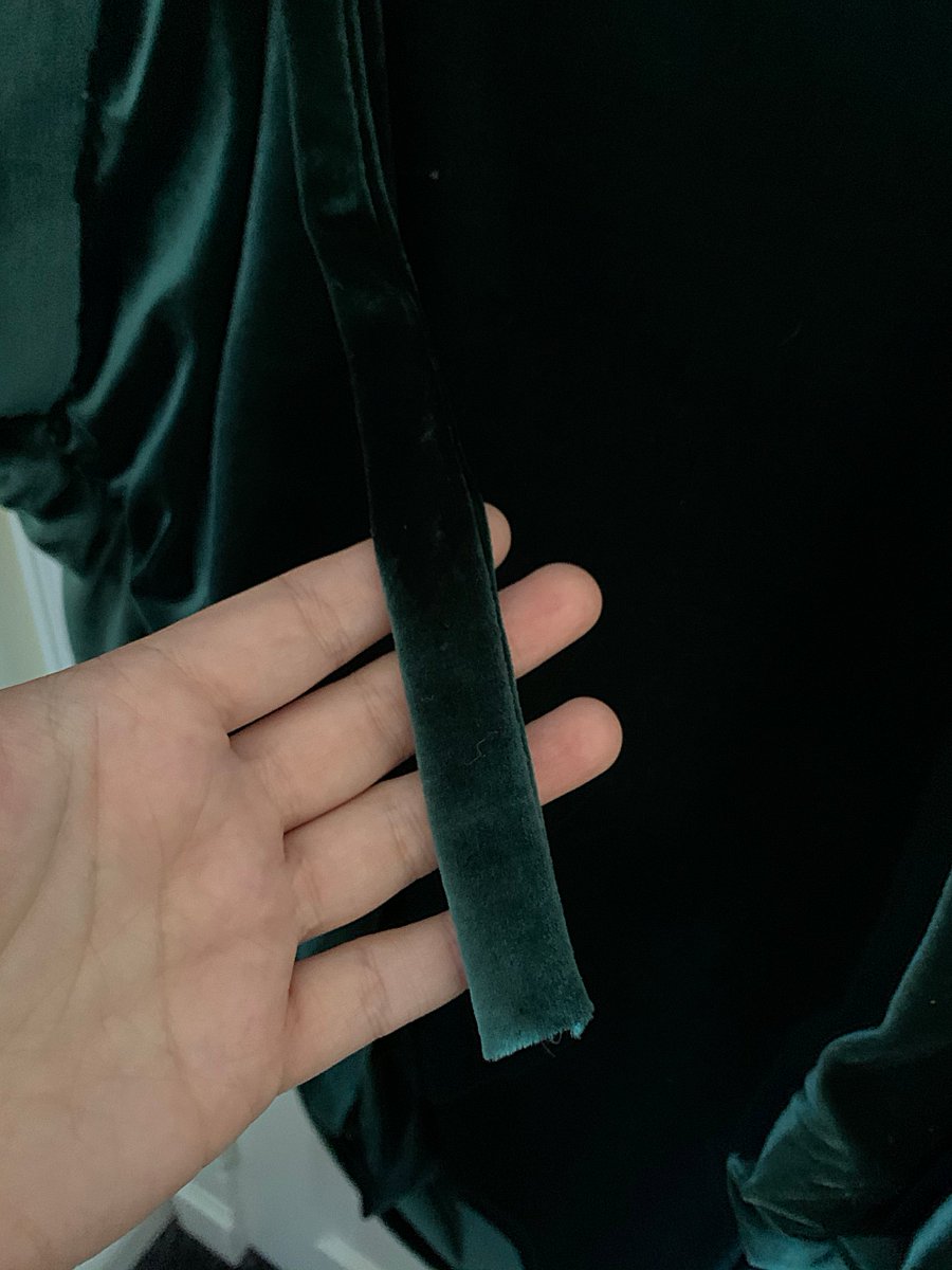 I had always wondered about how this thing was fastened and it& #39;s just... two really long pieces of fabric attached to snaps and then sewn over? I don& #39;t believe these were added until 3x01, and I assume they were just tied or pinned in place.