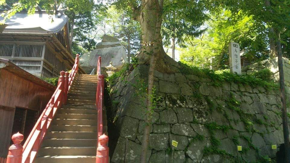 tsanada1600's tweet photo. 盛岡は会社時代に何度も訪れた町である。
「伊達藩と南部藩はあまり仲良くないのです。今も仙台営業所と盛岡営業所の営業エリア争いが。一関辺りが伊達への守りですよ。」
こんな話をしながらの出張だったな。
盛岡城の入口には藩主を祭る神社がある。
櫻山神社。なかなか趣のある神社であります。 https://t.co/POAfLwnSPo