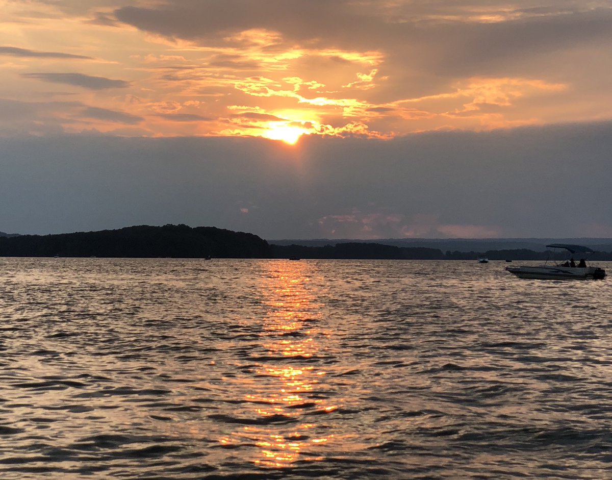 Littlebitoheavn's tweet photo. Sunset over Lake Weiss in Cedar Bluff, Alabama. Now waiting for the fireworks! โค๏ธ
#Sunset #FridaySunset #FridayFeeling #LakeWeiss #CedarBluffAL https://t.co/XKAhmZBOuL