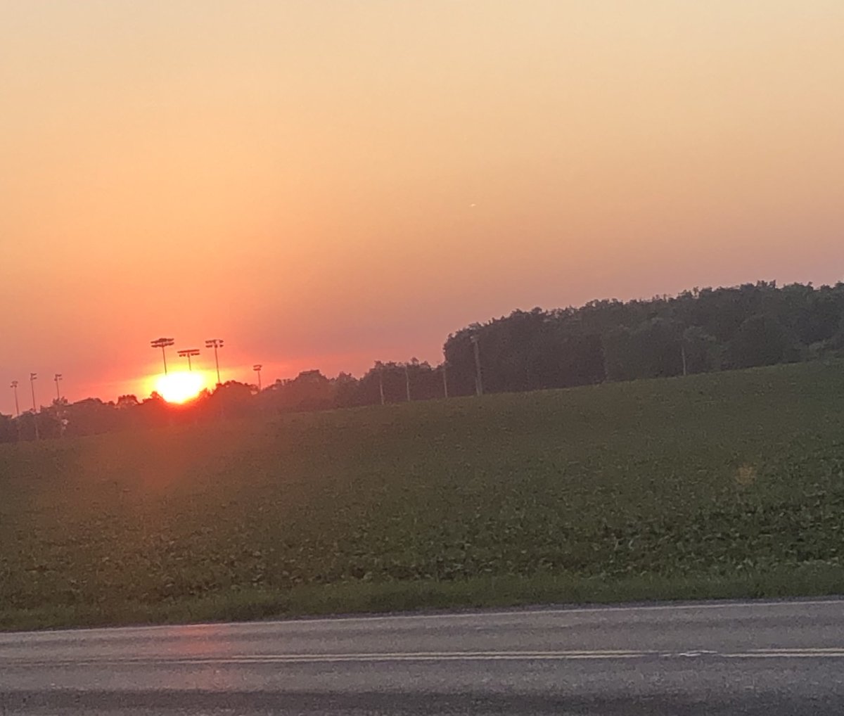 mikefreshwater's tweet photo. Awesome sunset tonite over SW Ohio. #veryhotsummer https://t.co/lxZ1qzxSF7