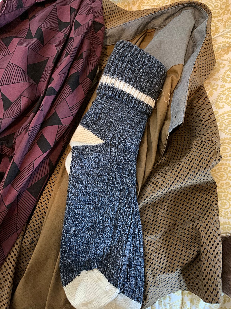 And that& #39;s it for the Fillorian stuff I believe. I& #39;m concluding this one w/ the Indiana Eliot shirt + socks because I can& #39;t stop laughing that  @_torie and  @hearts530 threw in a pair of what is no doubt the sexiest pair of socks in Eliot& #39;s wardrobe to begin with lmao I love y& #39;all