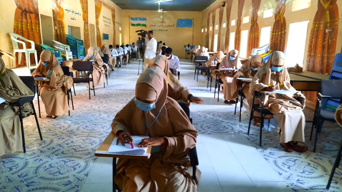 MohamedSelh's tweet photo. #Puntland:16,500 arday oo afka iyo gacmaha xidhan ayaa maanta u fadhiistay imtixaanka shahaasiga ah ee dugsiyada sare iyo dhexe. #Somalia https://t.co/M2KifyLcEu
