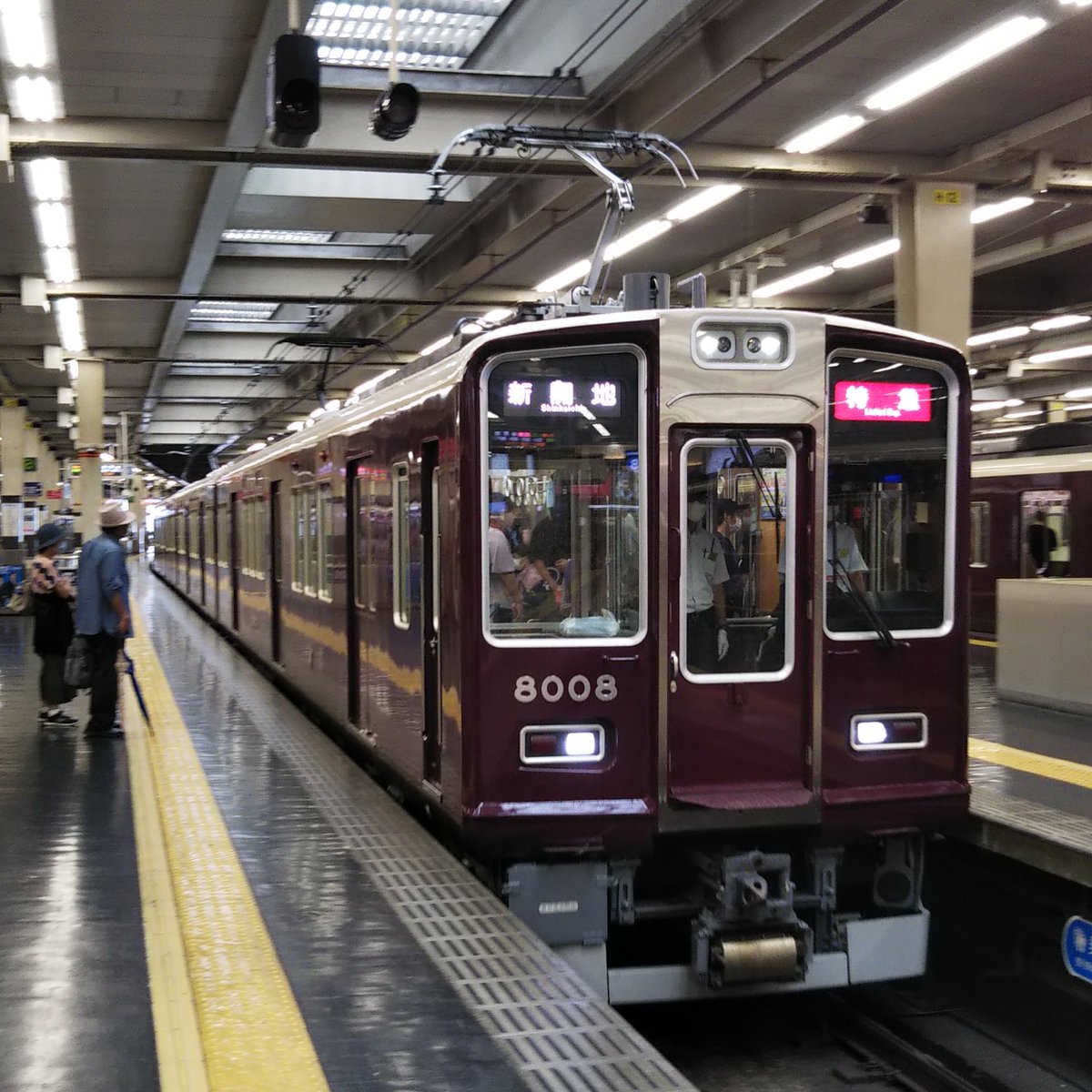 wa_ra__'s tweet photo. 帰りの乗車電 8008F🎉
大阪梅田・十三にて
車内LCDはアップデート後のものとなっています。
神戸線に乗る前に十三駅❾号線に入換車両(8両ではなかったので6001F説、確定ではない)がいました。
3枚目の画像のように、新品のドアの木目を汚すのはやめましょう。
#阪急報告 #8008F #十三9号線 https://t.co/t2FUGP8FiZ