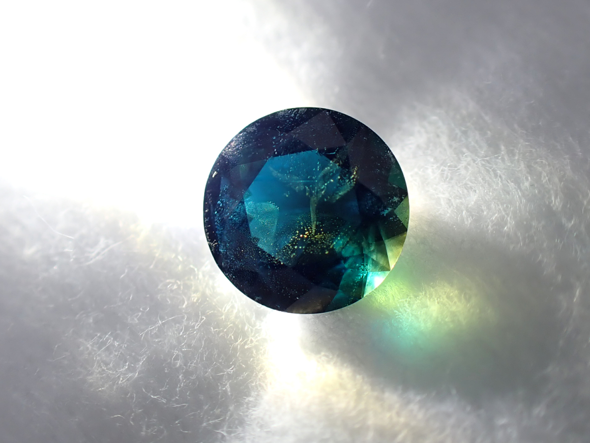 欠片になった英 そうですラズライト 天藍石 のルースです 鉱物の中でも特に天藍石が大好きなので綺麗と言っていただき嬉しいです 天藍石はルースも美しいですが原石も美しいですよ