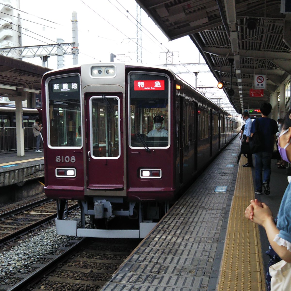 wa_ra__'s tweet photo. 帰りの乗車電 8008F🎉
大阪梅田・十三にて
車内LCDはアップデート後のものとなっています。
神戸線に乗る前に十三駅❾号線に入換車両(8両ではなかったので6001F説、確定ではない)がいました。
3枚目の画像のように、新品のドアの木目を汚すのはやめましょう。
#阪急報告 #8008F #十三9号線 https://t.co/t2FUGP8FiZ