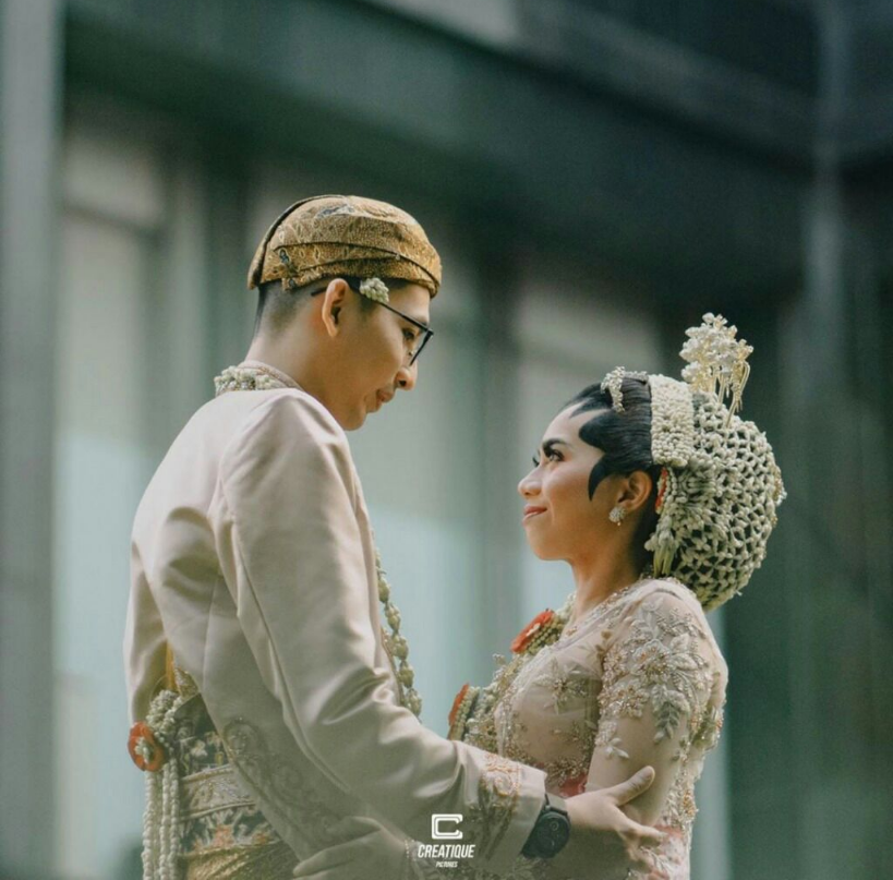 mba_sisil's tweet photo. “Well done, wifey!” officially Mr &amp; Mrs 🤵🏻👰

Spesial akad dan resepsi kak Dinda dan kak Baim di venue Sucofindo 🔥🔥🔥

Vendor Performance:
- @risyacatering
- @ghayakharisma
- @melatigriyapengantin
- @creatiqueindo

Yuk! DM atau WA ke nomer 08170015111 sekarang!

#weddings https://t.co/HAKTZuzC4k