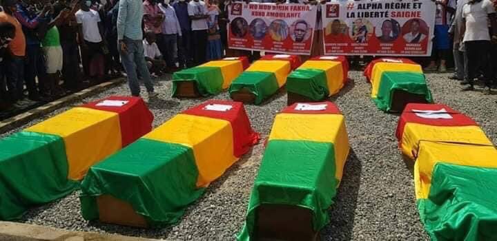 RIFCHEDIALLO's tweet photo. L’état à travers les FDS tue des guinéens. Une partie de la population pleure et enterre ses morts. L’autre reste indifférente. Toutes les deux se retrouvent dans les mosquées et églises pour implorer Dieu et répéter que la Guinée serait une famille. Curieuse notion de la famille https://t.co/aj7O6Na9Xj