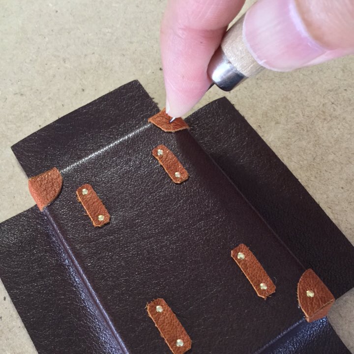 leather_master's tweet photo. 『本革製ミニチュアトランク』制作順調👜写真はピンで刺して留めているところです📍カラーは数種類作ってます🍀完成までお待ちくださいhttps://t.co/0LPtTD8wLT #ミニチュア #ミニチュアトランク #ミニチュアバッグ #ドール #ドールバッグ #オビツ11 #ねんどろいどどーる #ドールハウス https://t.co/k4BdbmZcCb