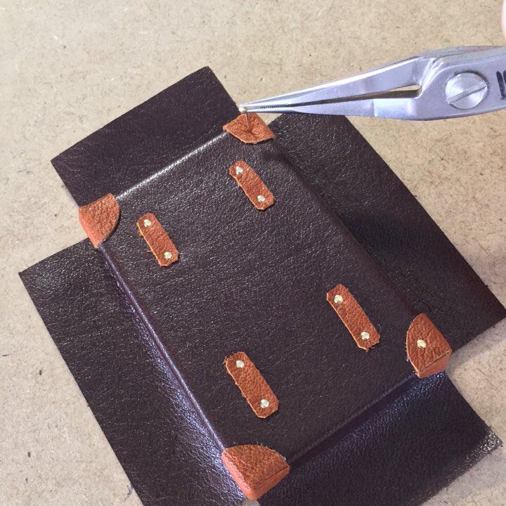 leather_master's tweet photo. 『本革製ミニチュアトランク』制作順調👜写真はピンで刺して留めているところです📍カラーは数種類作ってます🍀完成までお待ちくださいhttps://t.co/0LPtTD8wLT #ミニチュア #ミニチュアトランク #ミニチュアバッグ #ドール #ドールバッグ #オビツ11 #ねんどろいどどーる #ドールハウス https://t.co/k4BdbmZcCb