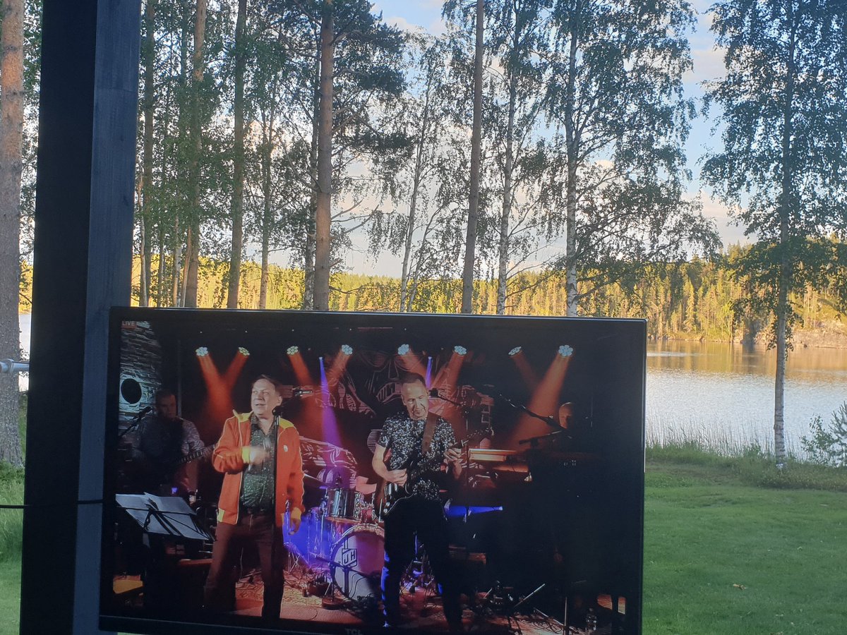 Sari1_Karjalain's tweet photo. Tämä erilainen kevät 2020 on avannut uusia, upeita  mahdollisuuksia iloitteluun turvallisesti @miljoonasade kiitos upeasta keikasta ja hauskasta illasta  #SariK #vip_aitio #mökkeilyfiilis #hulttiotgrillaa #rock https://t.co/LocKGCQCTL