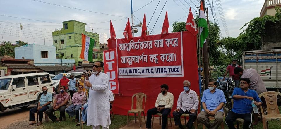 CPIM_WESTBENGAL's tweet photo. 3days Coal Workers' Strike to combat the destructive move of the Central Govt to privatise the coal industry, promote commercial mining & trading of coal by private sector has been a huge success. Glimpses of the rallies & street corners at Durgapur in support of the Coal Strike. https://t.co/QsRkrKd1tM