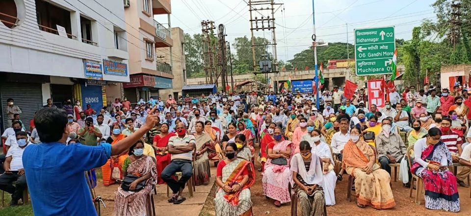 CPIM_WESTBENGAL's tweet photo. 3days Coal Workers' Strike to combat the destructive move of the Central Govt to privatise the coal industry, promote commercial mining & trading of coal by private sector has been a huge success. Glimpses of the rallies & street corners at Durgapur in support of the Coal Strike. https://t.co/QsRkrKd1tM