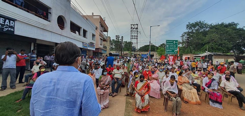 CPIM_WESTBENGAL's tweet photo. 3days Coal Workers' Strike to combat the destructive move of the Central Govt to privatise the coal industry, promote commercial mining & trading of coal by private sector has been a huge success. Glimpses of the rallies & street corners at Durgapur in support of the Coal Strike. https://t.co/QsRkrKd1tM