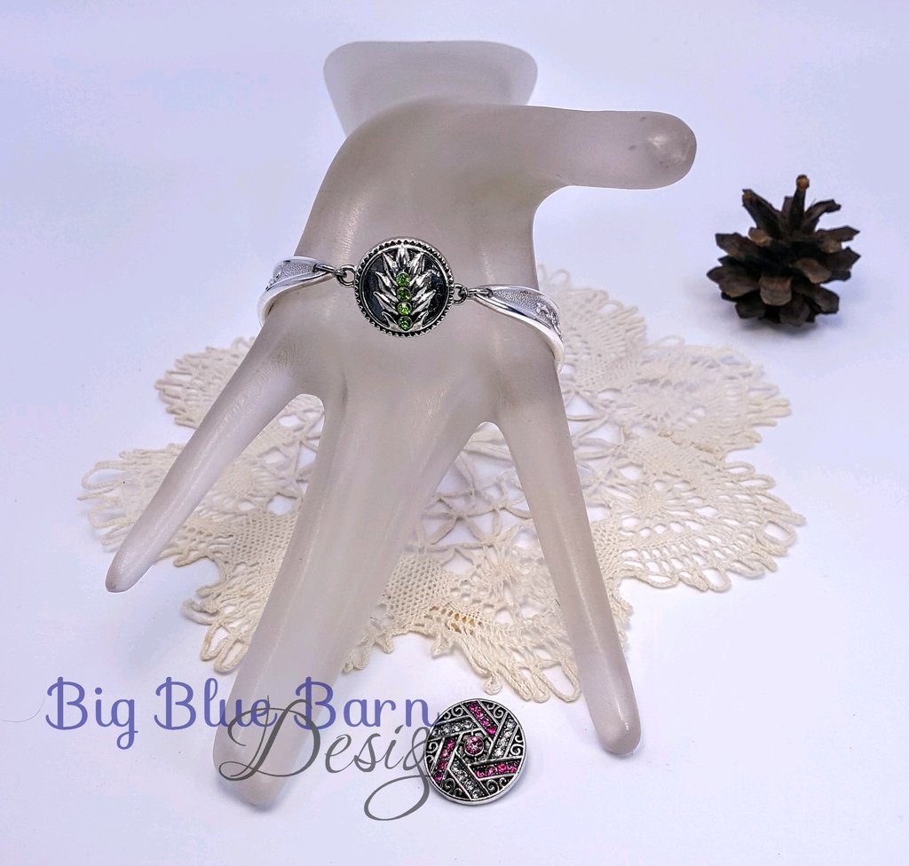barn_designs's tweet image. Snap out of that funk and into a gorgeous bracelet. Another snap, another bracelet. 😔😃 Customize yours in our shop. #jewelry #bracelet #snapbutton #handmadejewelry #silverware buff.ly/2xuInDg