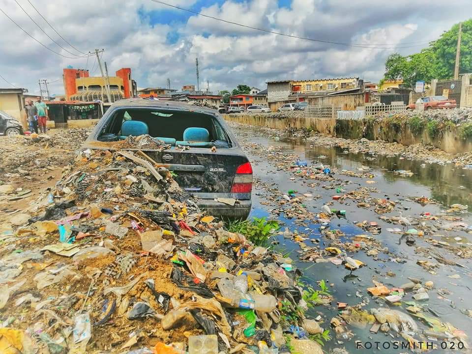 SWEEPFoundation's tweet photo. Living, walking and working on piles of waste. WASTE IN THE CITY is a call to action #ExtendedGovernmentResponsibility #ExtendedProducersResponsibility #ExtendedCitizensResponsibility
@followlasg @JokeSanwoolu @CocaCola @PspOperators @CoalitionWaste @wastechief @Lawma_gov https://t.co/F1lK833l3H