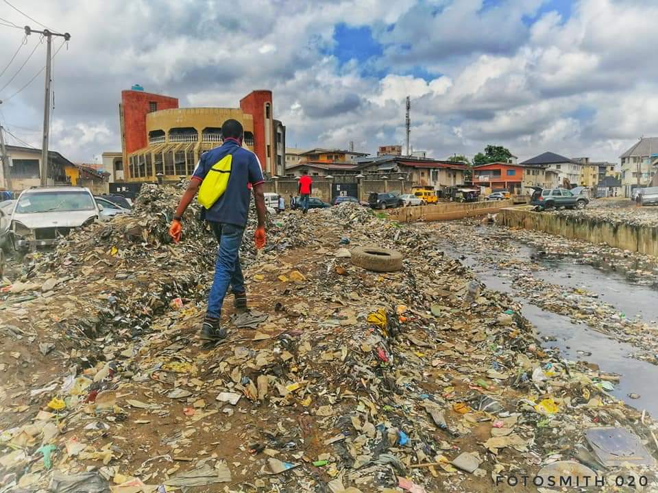SWEEPFoundation's tweet photo. Living, walking and working on piles of waste. WASTE IN THE CITY is a call to action #ExtendedGovernmentResponsibility #ExtendedProducersResponsibility #ExtendedCitizensResponsibility
@followlasg @JokeSanwoolu @CocaCola @PspOperators @CoalitionWaste @wastechief @Lawma_gov https://t.co/F1lK833l3H