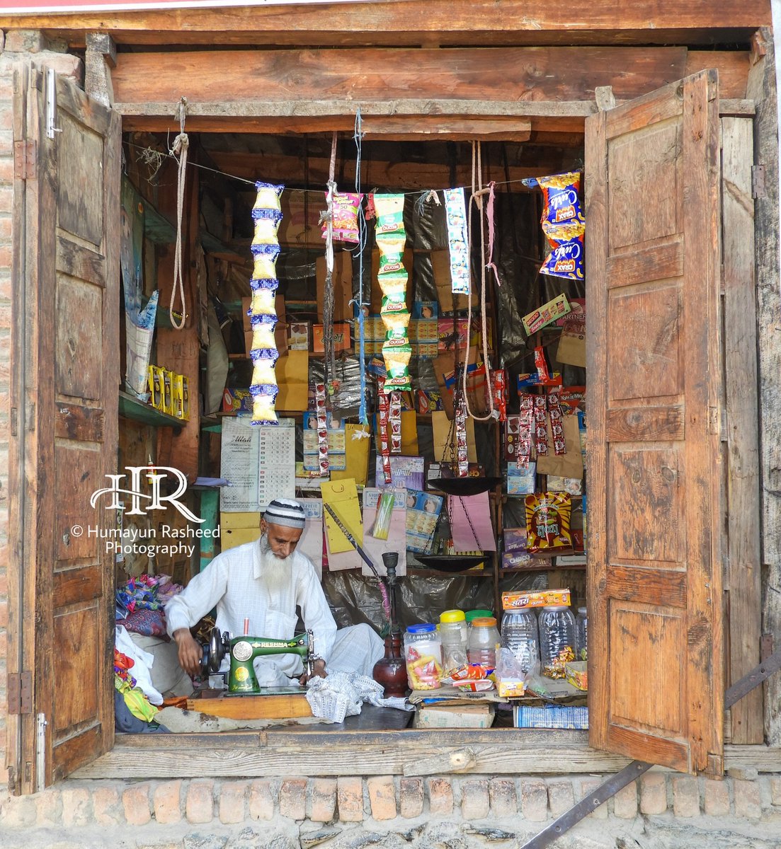 HumayunSeer's tweet photo. Mohammad Ali Chohan known by the name "Mahwali Kak" from Seer Hamdan Anantnag is a hard-working man who is diligent in matter of taking care of his family. It takes his blood, sweat and Tears to feed his family but lives a dignified life.
#kashmiriyat #culture https://t.co/TlkyKI9DNv