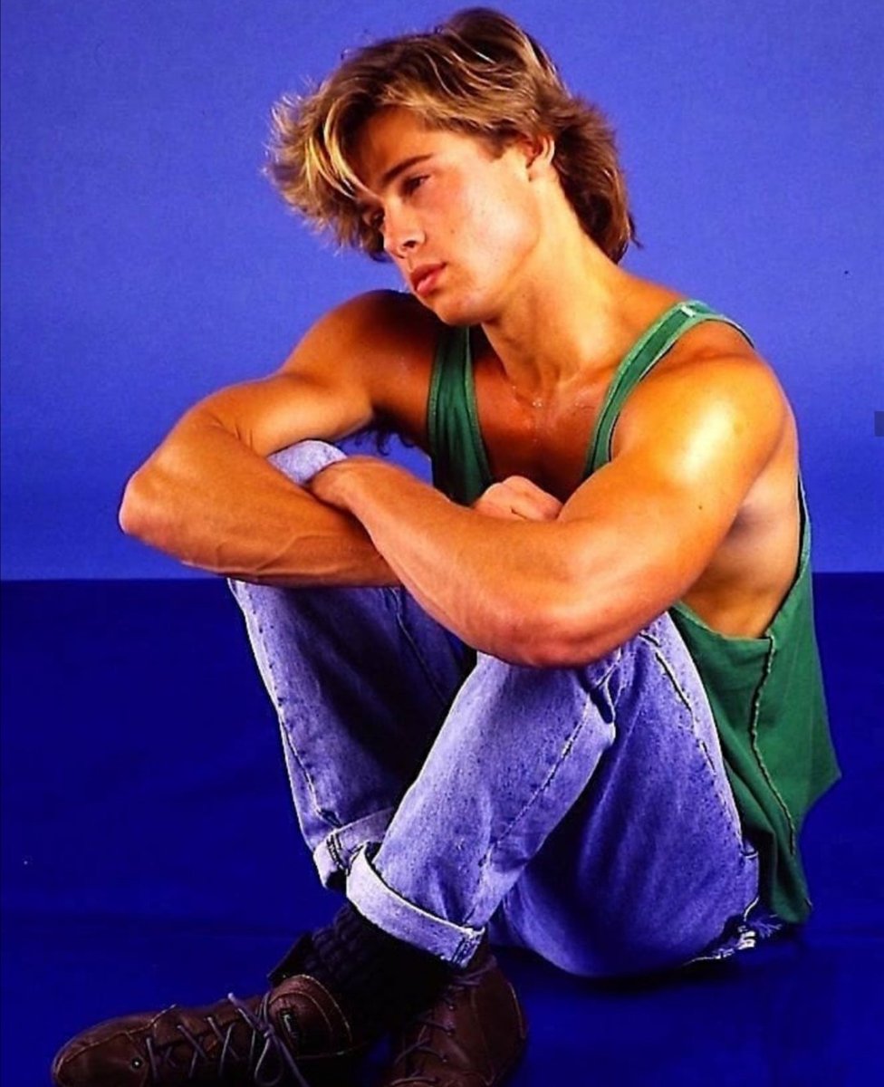 ImagenRetro's tweet photo. Brad Pitt, 1987. https://t.co/j6NH4GCZlc