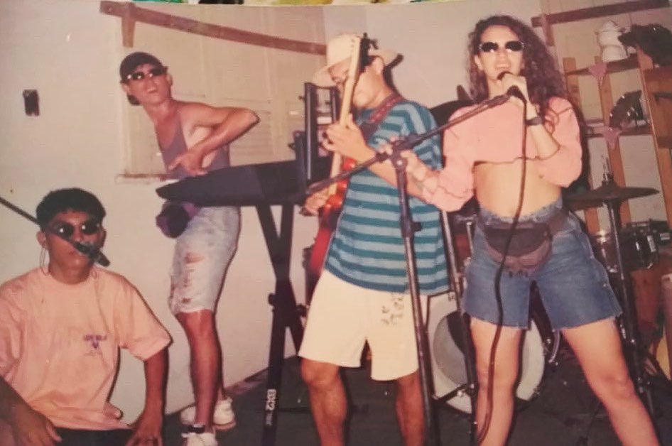 ironjr's tweet photo. Essa é a primeira banda da Joelma, lá nos anos 90, ela disse que o sonho dela era vender 10 mil cópias do seu cd aqui no Pará, à frente da calypso e carreira solo ela já vendeu 27 milhões de discos, 3 indicações ao Grammy e 25 anos de carreira. #JoelmaLiveShow https://t.co/VjrgbAkhtK