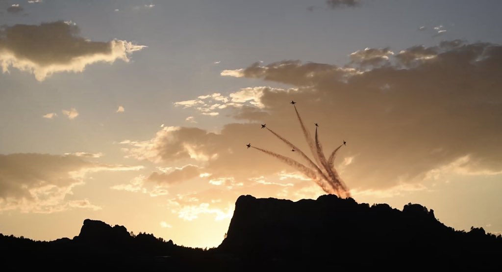 BGOnTheScene's tweet photo. Blue Angels flying out from Mount Rushmore at sunset. Surreal sight 🇺🇸 #MountRushmore #4thofJuly #BlueAngels https://t.co/mtIAoBbXI0