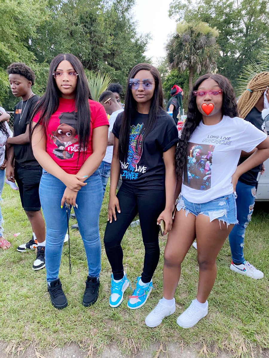 _GoldHipster's tweet image. “ Gang 👯‍♀️up in this bitch we steady posted at the duckoff “ 🖤  #LLFro