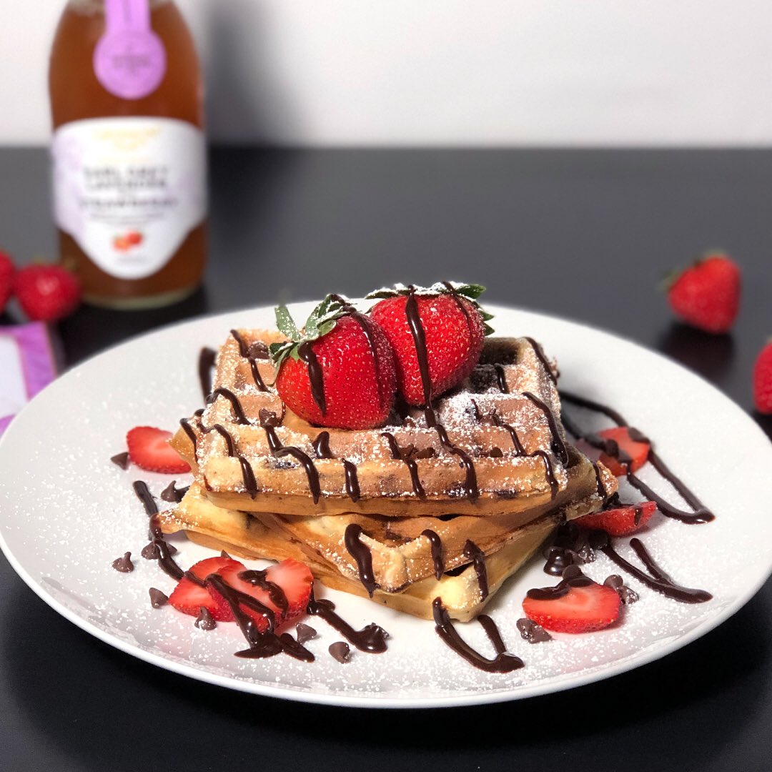 XIIIkuroneko's tweet photo. since my table is still clean for now...
earl gray choco chip waffles w/ strawberry & choco syrup!
along with earl gray tea ofc 🥰☕️ <- i take my tea without sugar and it’s so black they usually look like coffee 😂
#fannibal #fannibalbrunch #cleantable https://t.co/ogdAQRecQS