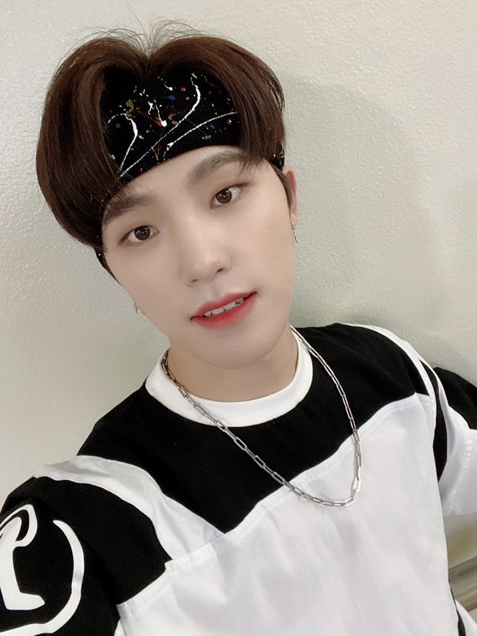 dino_backup's tweet photo. 200704 #디노 #버논
우리 캐럿들 덕분에 행복한 하루하루를 보내는 것 같아요 기쁜 날만 선사해 주는 울 캐럿들 사랑해요❤️💙👈😎👉 https://t.co/9sLXhGxBwH