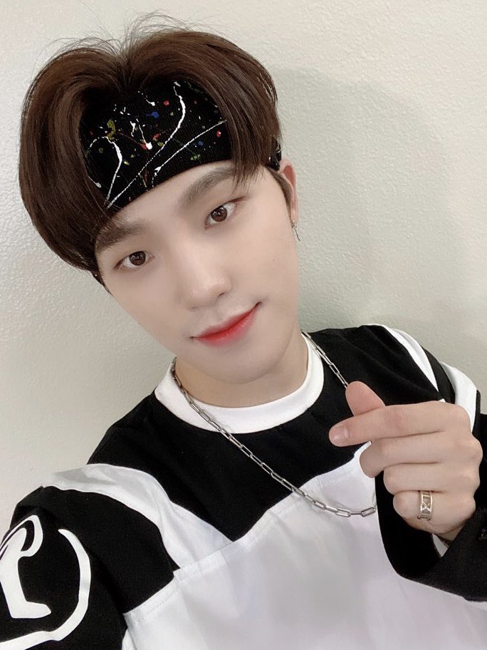 dino_backup's tweet photo. 200704 #디노 #버논
우리 캐럿들 덕분에 행복한 하루하루를 보내는 것 같아요 기쁜 날만 선사해 주는 울 캐럿들 사랑해요❤️💙👈😎👉 https://t.co/9sLXhGxBwH
