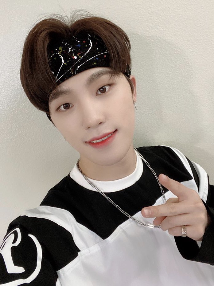 dino_backup's tweet photo. 200704 #디노 #버논
우리 캐럿들 덕분에 행복한 하루하루를 보내는 것 같아요 기쁜 날만 선사해 주는 울 캐럿들 사랑해요❤️💙👈😎👉 https://t.co/9sLXhGxBwH