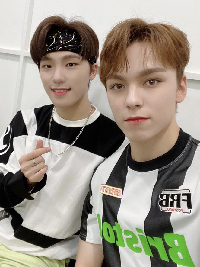 dino_backup's tweet photo. 200704 #디노 #버논
우리 캐럿들 덕분에 행복한 하루하루를 보내는 것 같아요 기쁜 날만 선사해 주는 울 캐럿들 사랑해요❤️💙👈😎👉 https://t.co/9sLXhGxBwH