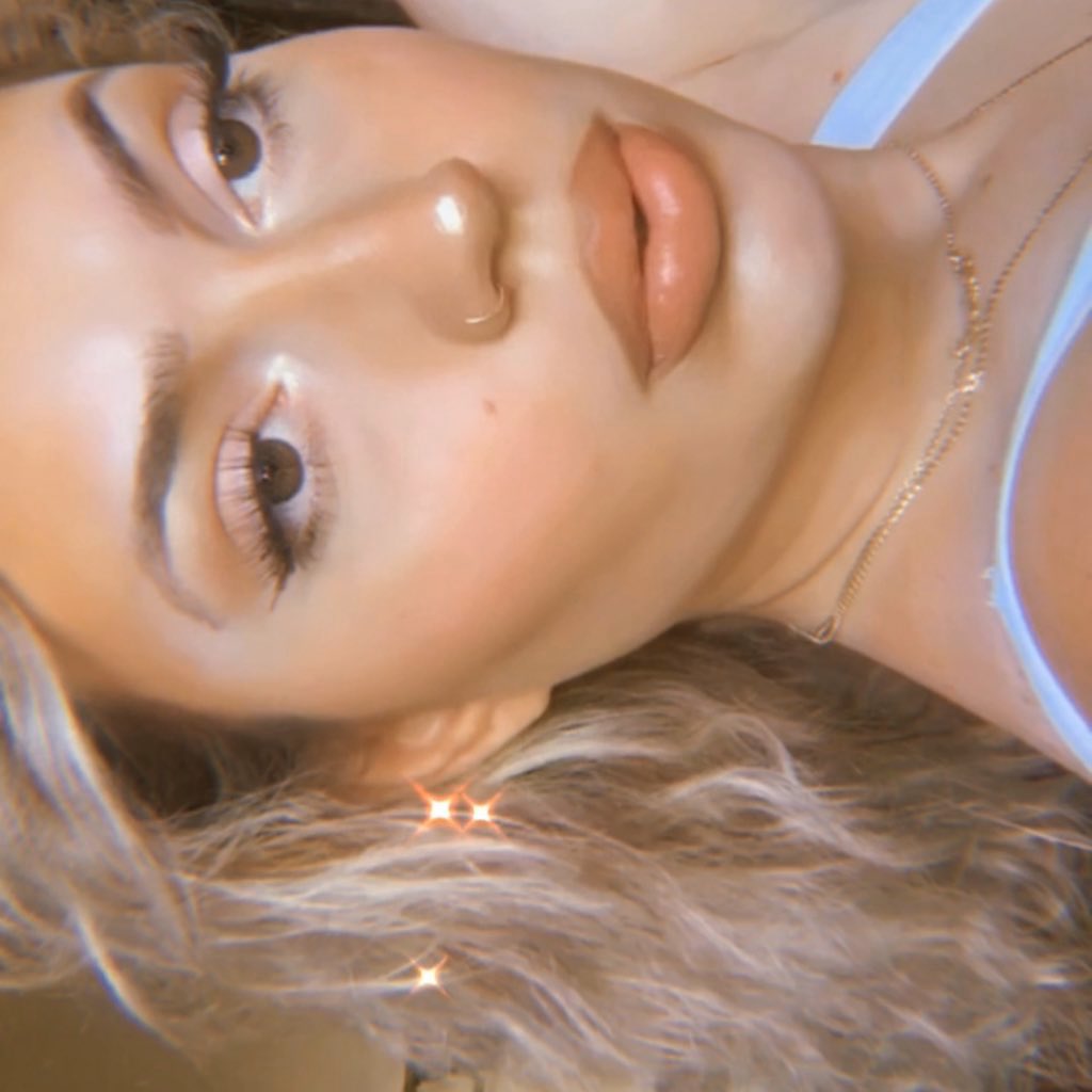 minaaa_l's tweet photo. screenshots from a video selfie lmaoooo https://t.co/bDD6rR5YqW